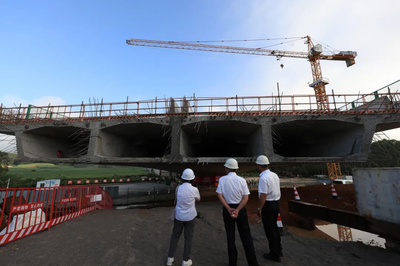 羅鹿高速公路湘桂鐵路立交橋成功轉(zhuǎn)體，精準施工展現(xiàn)專業(yè)實力